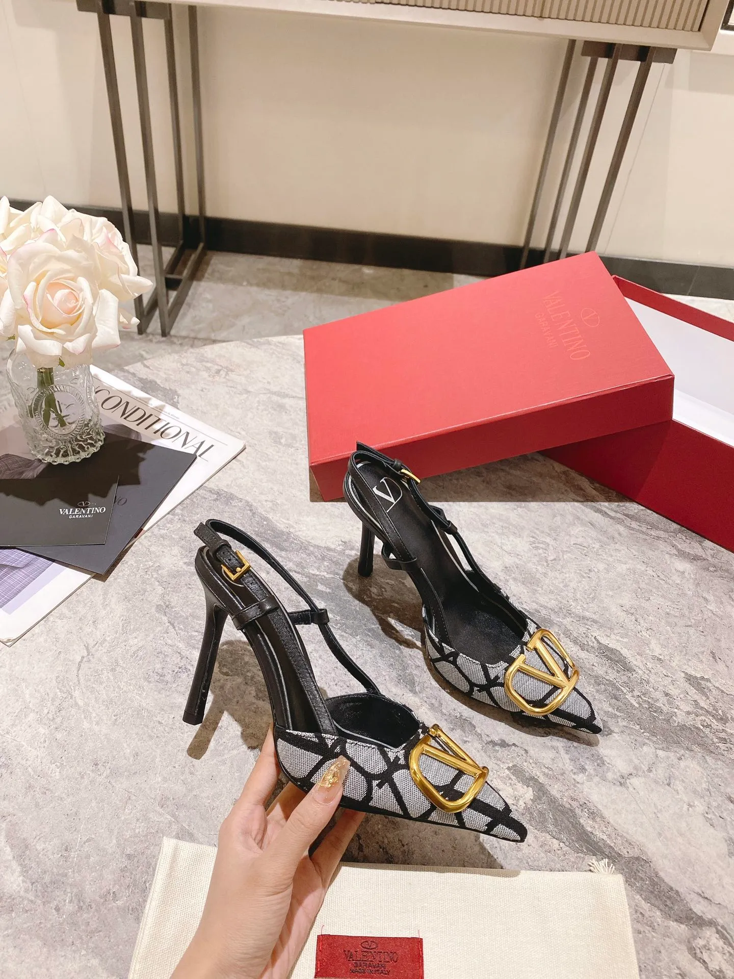 👟👟Ex-factory price 440👟👟 Genuine leather sole +40 Top version 𝑉𝐴𝐿𝐸𝑁𝑇𝐼𝑁𝑂 Valentino 2023 spring and summer new women's 5⃣️color empty back sandals The unique [V logo fabric printing pattern] brings out a full sense of high-end, and the new season will live up to expectations! Worth buying★Absolutely high-grade❥Original method, Absolutely sensual❥Elegant style, creating a different feeling, simple and elegant style!  Code number: 35-41 (34-42 customized) Fabric: Fabric printed cloth Lining: Sheepskin lining Heel height: 3 options 5cm-8cm-10cm Leather outsole Rubber outsole